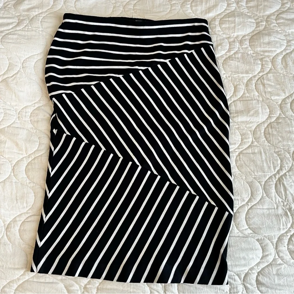 Mossino black white